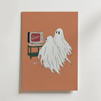 Bozetto Ghostflix Night Poster föreställer två tecknade spöken som tittar på TV på en brun bakgrund med fjärrkontrollen på golvet - en rolig spöken eller skräckfilm poster för mysiga höstkvällar konst älskare.