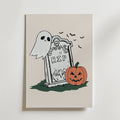Bozetto Graveyard Whispers Poster föreställer en söt tecknad gravsten med "RIP", ett leende spöke, en utskuren pumpa och flygande fladdermöss på grönt gräs - perfekt för att ge din Halloween-dekoration charm och kusliga vibbar.