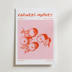 Bozetto Farmers Market Poster har en minimalistisk design med fet röd text, pastellfärger, handritade persikor, äpplen och blad på en rosa bakgrund. Ytterligare text: Berlin, Germany, Modern Art, and Art Gallery.