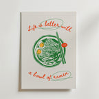 Postern Slurp Ramen And Smile från Bozetto visar en livlig ramenskål med ägg, nudlar och ätpinnar. Röd och grön text säger, Life is better with a bowl of ramen - en perfekt köksaffisch för alla matkonst fans.