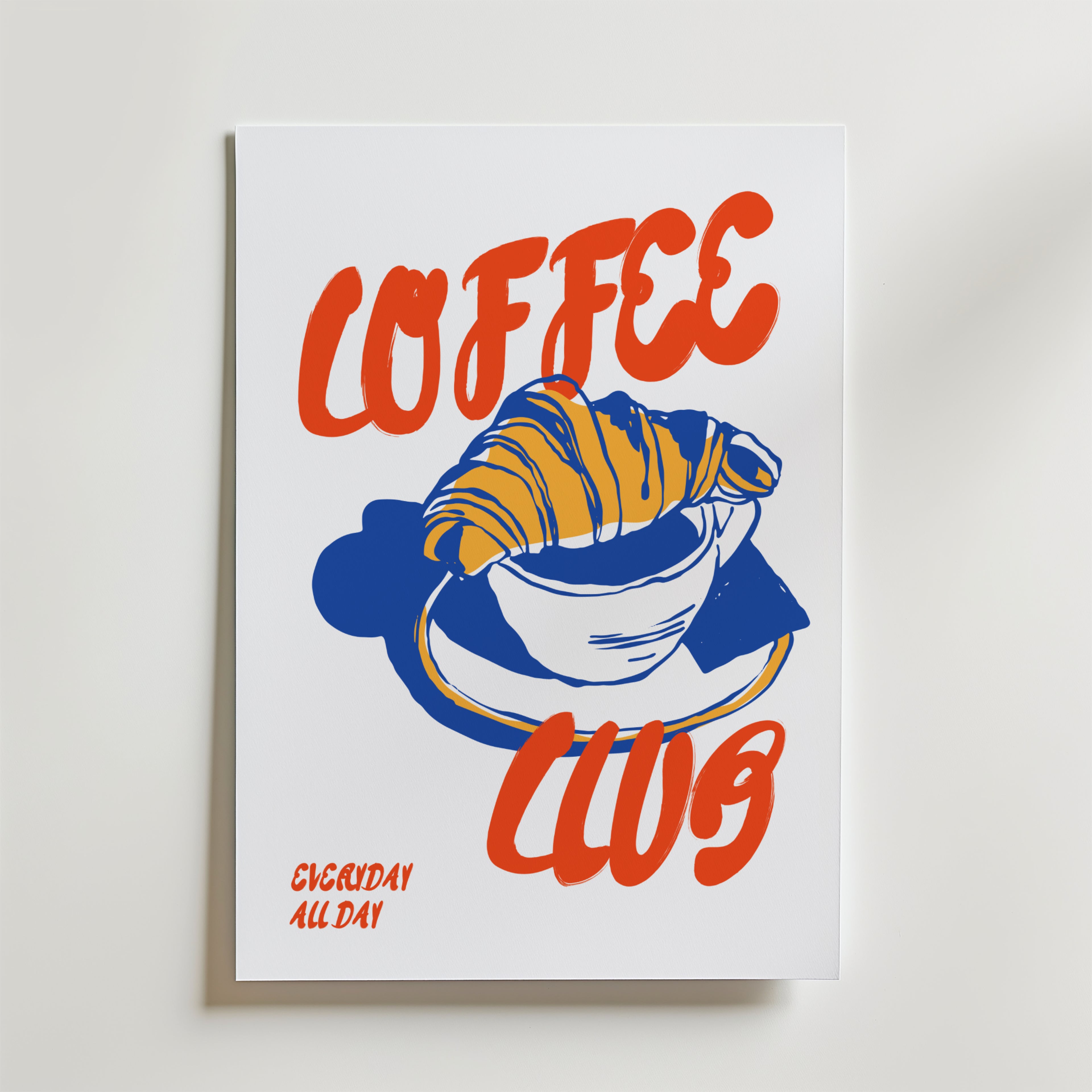 Bozetto "Everyday I'm Coffeeing" Poster har en fet röd Coffee Club text som ramar in en blå och gul kaffekopp och croissant illustration. "Everyday All Day" finns i hörnet, perfekt för din köksinredning eller en glad morgonrutiner boost.