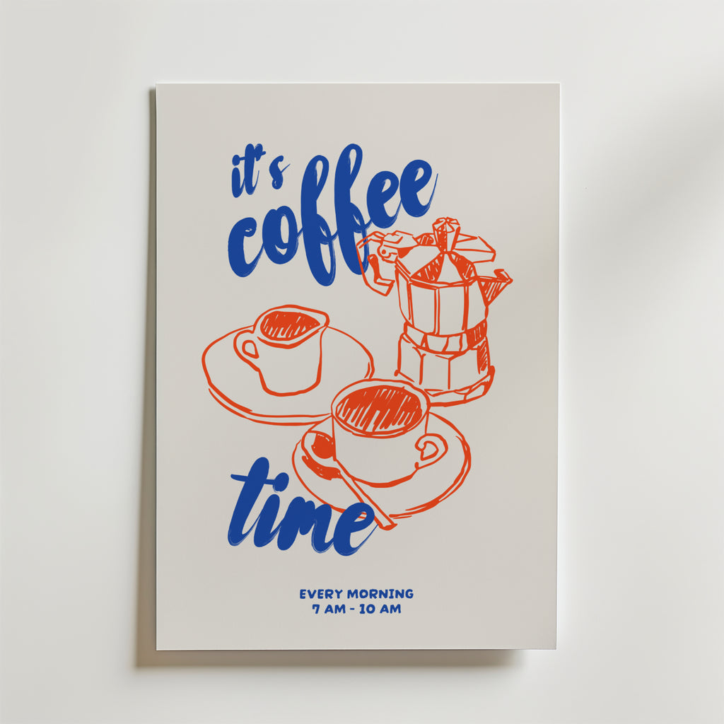 Bozetto Coffee Every Morning Poster föreställer blå "It's coffee time" text ovanför röda retro kaffekoppar och en mokakanna, samt liten text "Every morning 7 AM-10 AM" på en vit bakgrund - perfekt köksinredning för ditt hem.