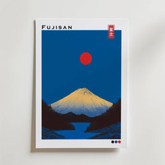 Bozetto Fujisan Japanese Poster föreställer Mount Fuji under en röd sol på en djupblå himmel, med snöiga toppar och texten "Fujisan" längst upp till vänster - en minimalistisk scen av naturlig skönhet.