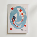 Bozetto Yin Yang Koi Poster föreställer två livfulla koier - en röd och vit och en blå och vit - som simmar i en cirkel på en ljusblå bakgrund med röda prickar. "KOI SYMBOL OF LUCK" längst ner ger harmoni till alla utrymmen.