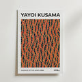 Yayoi Kusama Passage Of The Wind Poster by Bozetto visar hennes konstverk från 1988 med vågiga röda och gula linjer på svart, tryckt på FSC-certifierat premiumpapper med en lyxigt matt yta. Titeln visas längst ner.