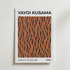 Yayoi Kusama Passage Of The Wind Poster by Bozetto visar hennes konstverk från 1988 med vågiga röda och gula linjer på svart, tryckt på FSC-certifierat premiumpapper med en lyxigt matt yta. Titeln visas längst ner.