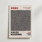 Yayoi Kusama Abstract Poster by Bozetto har svartvita vågiga linjer, hennes namn, japansk och fransk text, information om utställningen i Tokyo 1998 och är tryckt på FSC-certifierat premiumpapper.