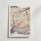 Kyoto Blossom Wave Poster by Bozetto har "KYOTO JAPAN" upptill, grenar av körsbärsblommor, abstrakta vågor och en subtil beige bakgrund. "CHERRY BLOSSOM" visas längst ner till höger. Mjuka pasteller - perfekt för Kyoto-inspirerad inredning.