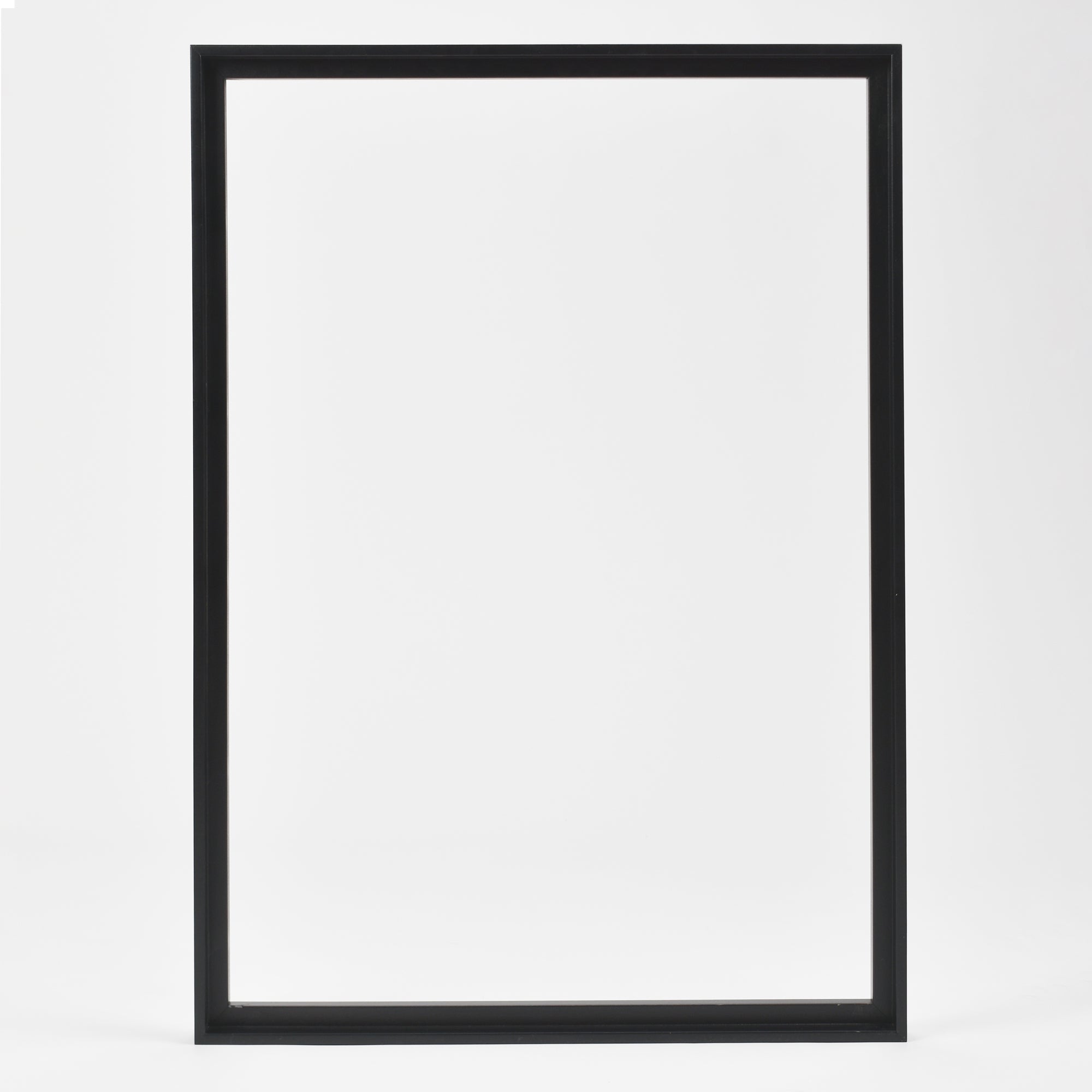En stor, tom Canvas Träram Svart från Bozetto står upprätt mot en vit bakgrund. Den har rena, enkla linjer och ingen konst eller foto inuti.
