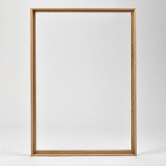Bozetto Canvas Träram Ek är en enkel, tom tavelram i trä med en exklusiv träram, som står upprätt mot en vit bakgrund.
