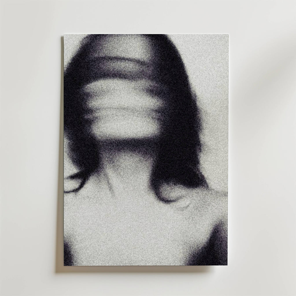 Blurred Motion Poster – En abstrakt svartvit konstposter som fångar rörelse och känsla i ett enda ögonblick.