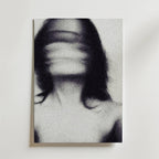 Blurred Motion Poster – En abstrakt svartvit konstposter som fångar rörelse och känsla i ett enda ögonblick.