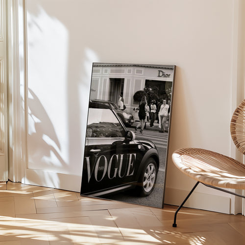 Väggmockup av Vogue Paris affisch på ljus tegelvägg – Bozetto konsttryck i hög tryckkvalitet