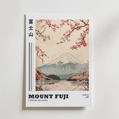 Mount Fuji Poster från Bozetto föreställer körsbärsträd framför Fuji, japansk elegans med japanska tecken, fet text "Mount Fuji Cherry Blooms" och "Tokyo 1988" på en pastellfärgad bakgrund.