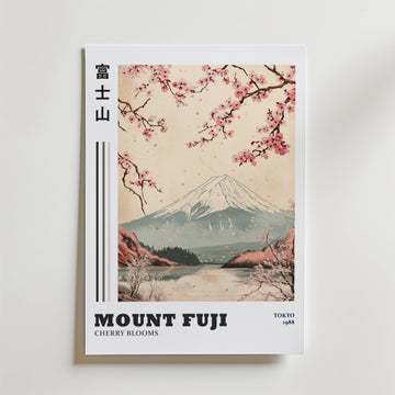 Mount Fuji Poster – Den här postern fångar den ikoniska vyn av Mount Fuji inramad av blommande körsbärsträd i