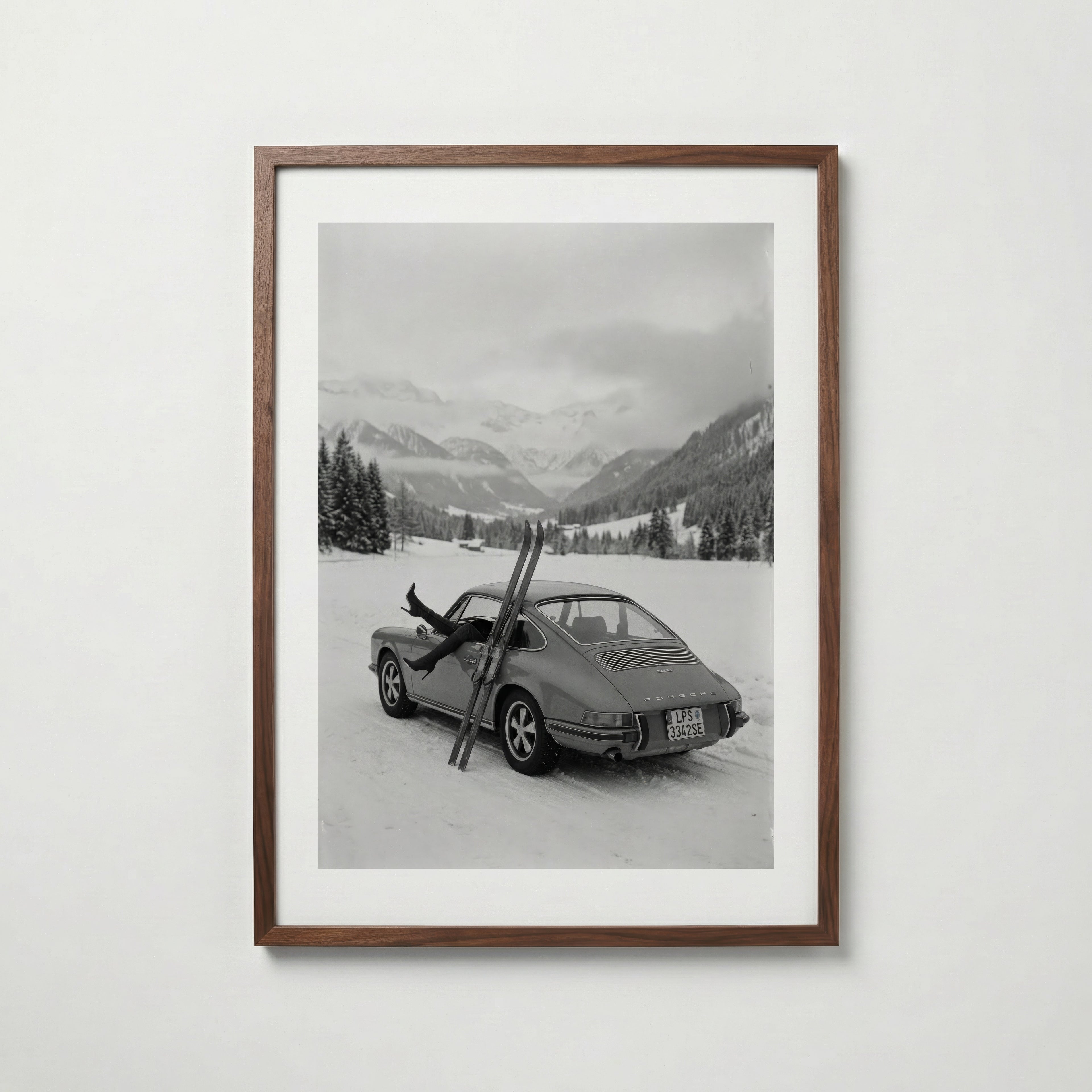Alpine Escape Noir poster visad rakt fram – Bozetto affisch i hög tryckkvalitet i hög tryckkvalitet