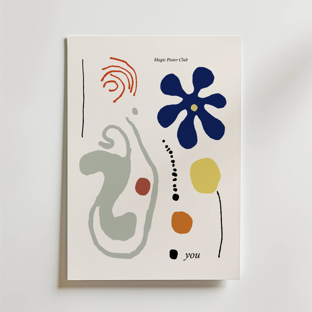 In Your Orbit Poster är en minimalistisk poster från Bozetto med abstrakta former - en blå blomma, en orange spiral, en gul cirkel, en vågig grå linje och spridda prickar. "Magic Poster Club" visas högst upp och du längst ner till höger i denna moderna design.