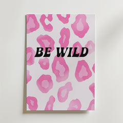Be Wild Leopard Poster från Bozetto har en djärv svart text på en vit bakgrund med rosa leoparddetaljer - perfekt för att ge en unik touch till din sovrumsinredning.