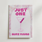 Bozetto Just One More Round Poster föreställer ett rosa martiniglas med fyra oliver, fet rosa text och en pastellfärgad virvlad bakgrund - en perfekt present och inspiration för din barinredning.