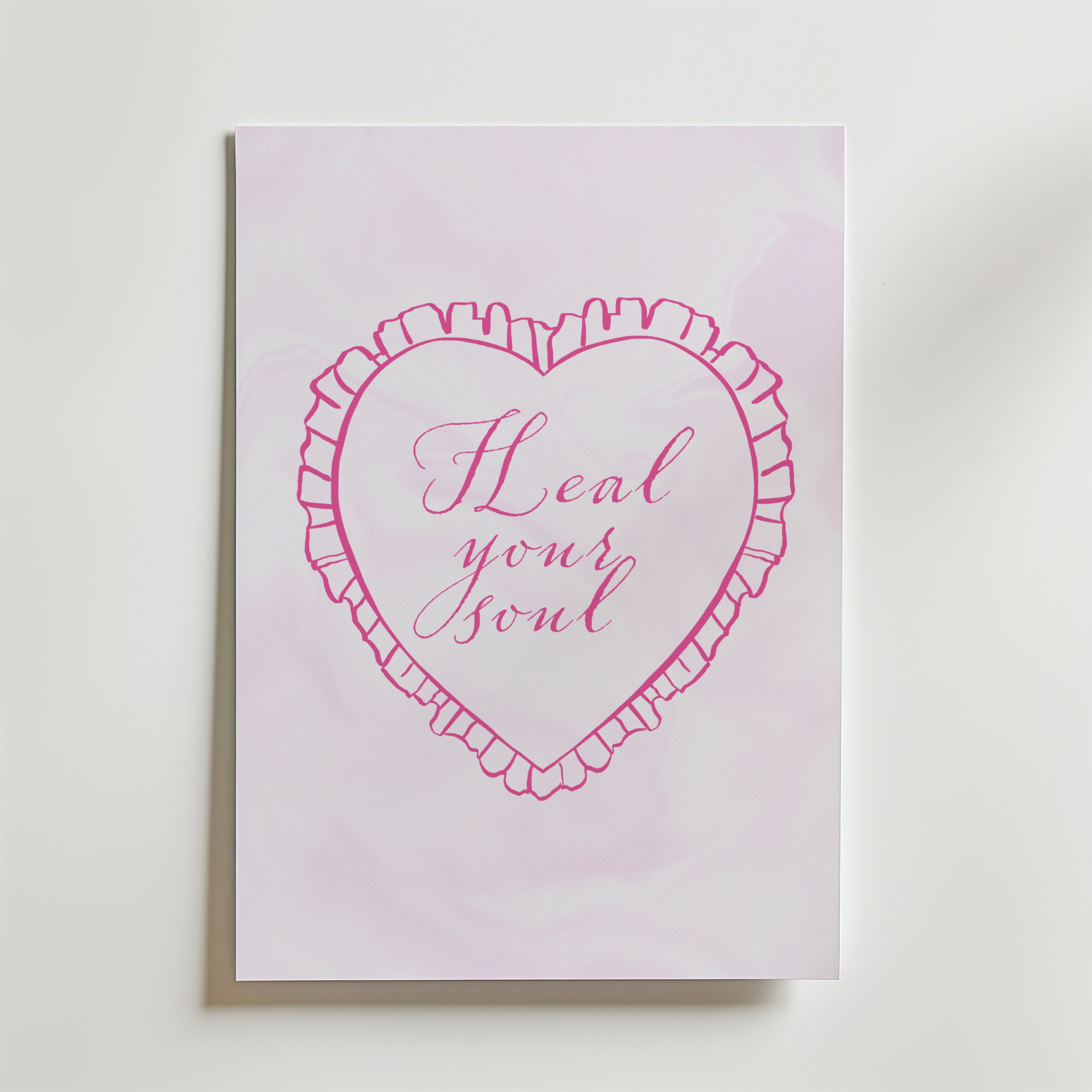 Bozetto Heal Your Soul Poster föreställer ett rosa rufsigt hjärta och "Heal your soul" i elegant stil på en ljusrosa marmorerad bakgrund - en inspirerande påminnelse om egenkärlek och läkning.