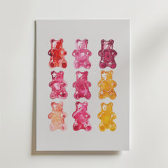 Bozetto Gummy Bear Grid Poster visar nio färgglada gummibjörnar i ett 3x3 rutnät på en vit bakgrund, med livfulla röda, rosa, lila och gula nyanser för en slående minimalistisk väggdekor.