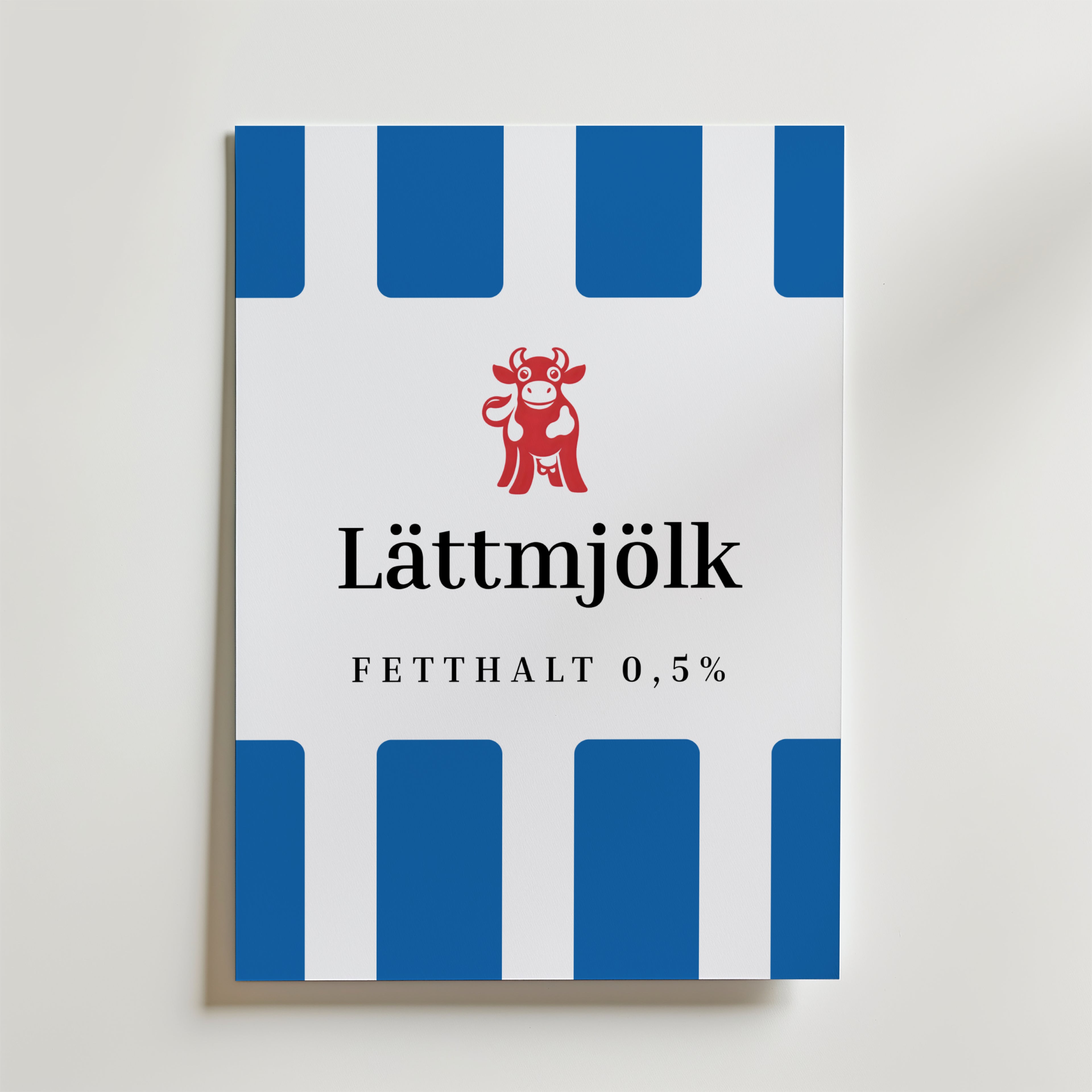 Scandinavian Mjölk Blue Label Poster – En tidlös och grafiskt ren poster med blå ränder inspirerad av klassiska svenska