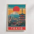 Bozetto Tokyo Exhibition Poster i japansk retrostil föreställer Mount Fuji, en röd sol, stadsbyggnader, Tokyo Tower och en pagod. "TOKYO" står med stora vita bokstäver på en röd bakgrund längst ner.