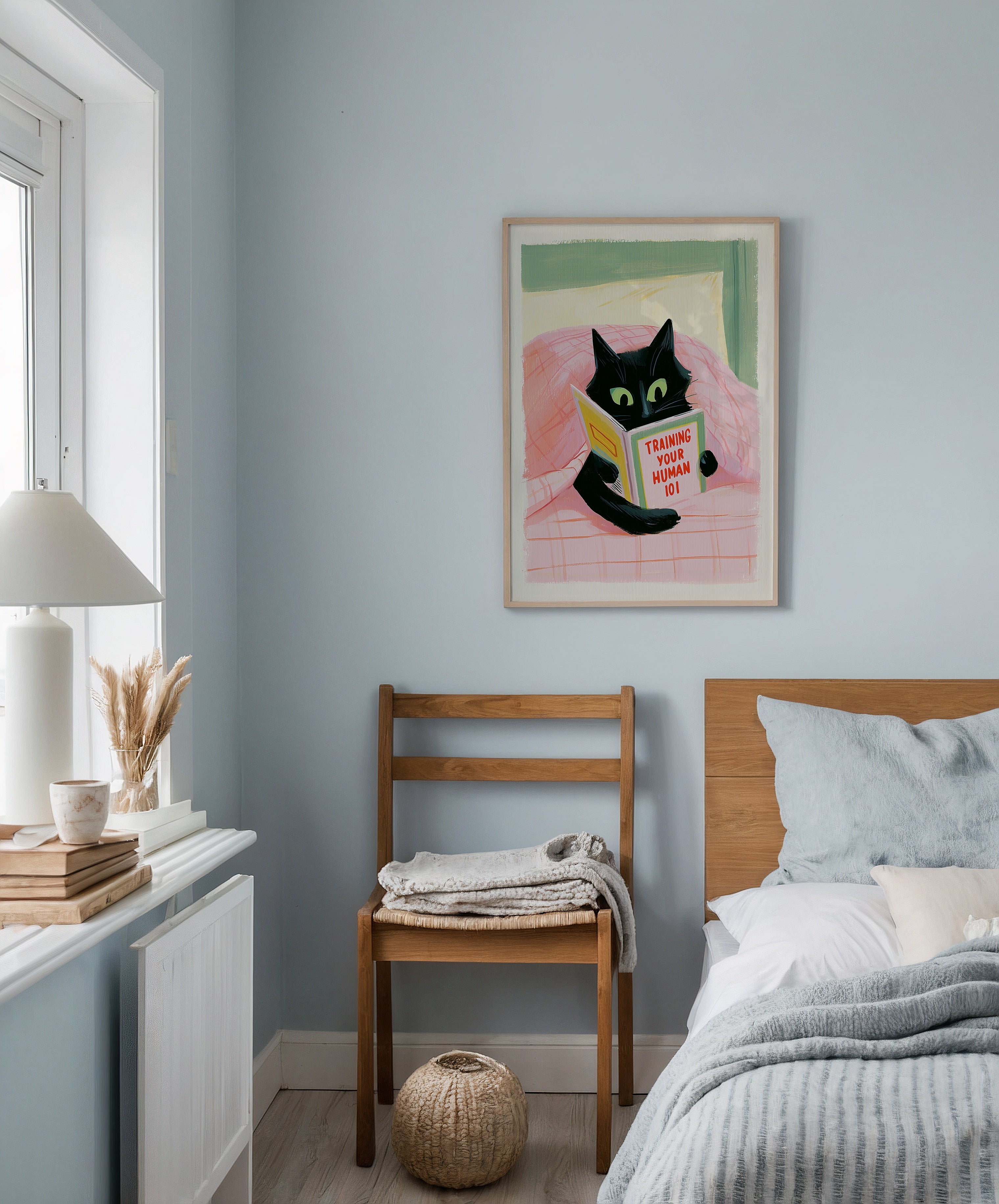 Training Human Poster – svart katt som läser bok i sängen på vägg i inrett rum, fri frakt över 499 kr