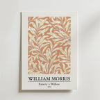 Bozetto William Morris Emery's Willow Poster har en botanisk design med blad i kräm och beige på persika - perfekt för att skapa lugna toner och naturens balans i ditt rum.