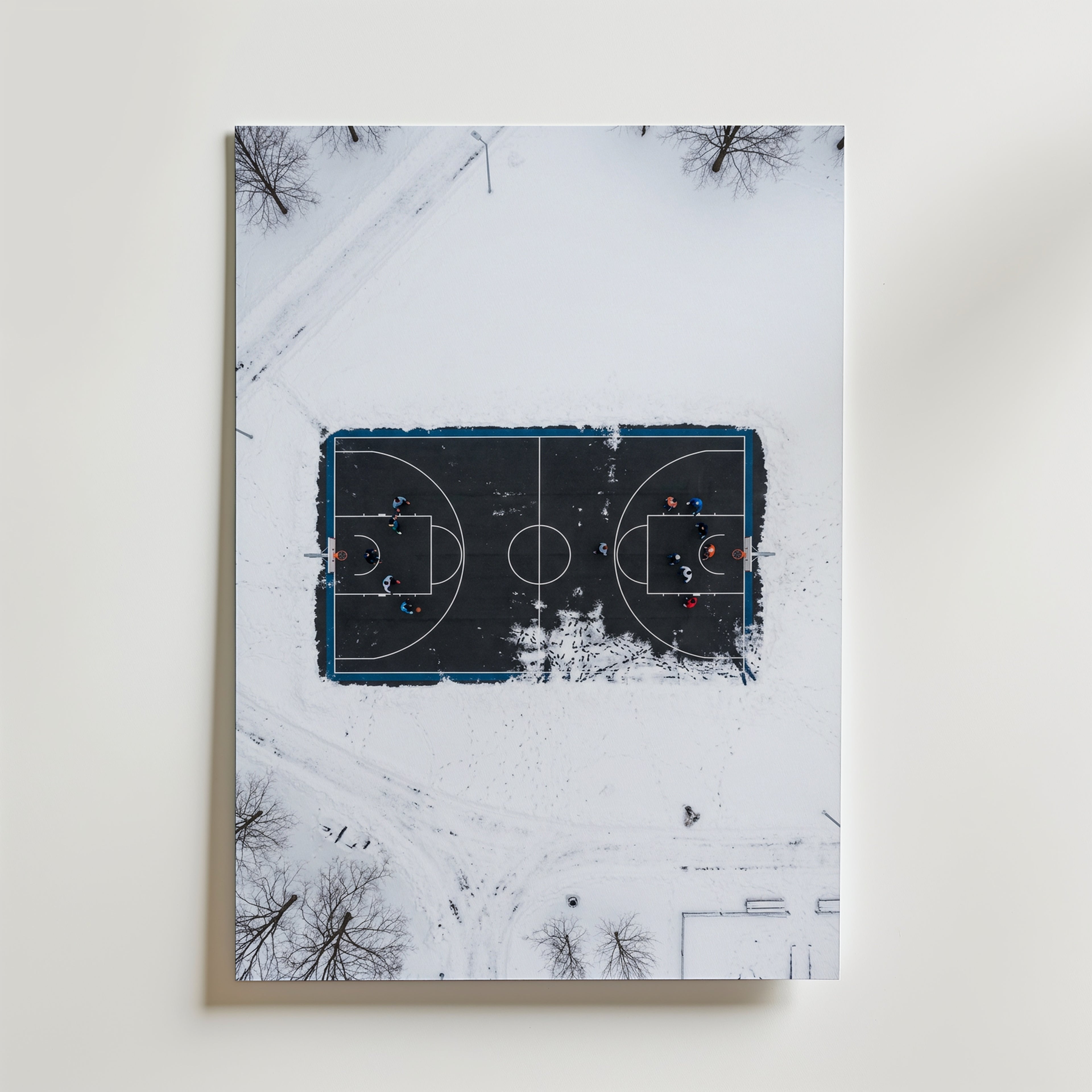 Winter Court Poster – flygfoto basketplan i snö, geometriskt mönster