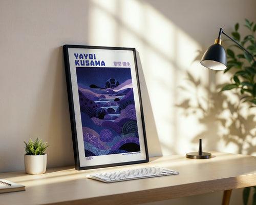Yayoi Kusama Night Valley poster visualiserad på vägg – från Bozetto i hög kvalitet