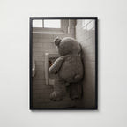 Bathroom Teddy Poster – svart ram