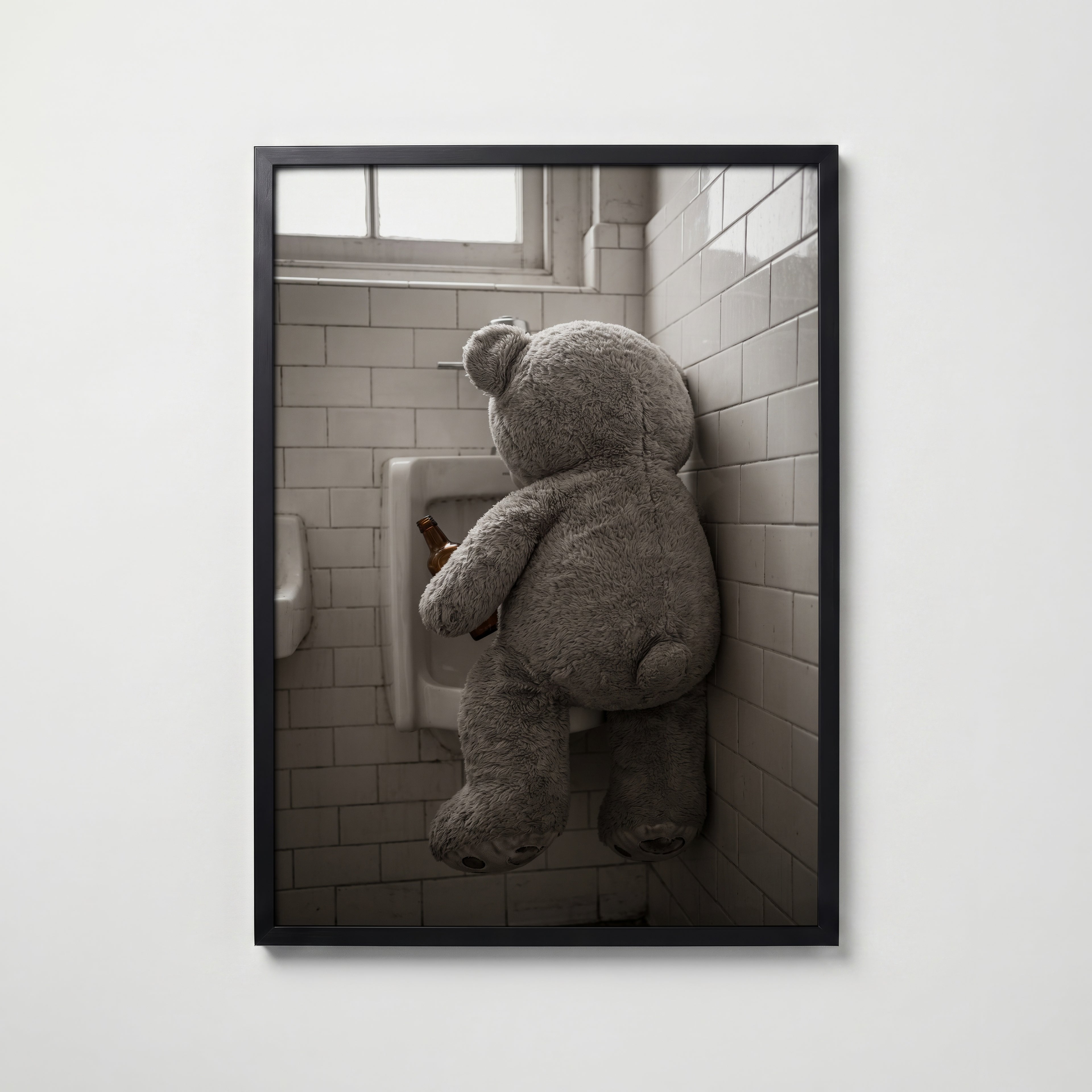 Bathroom Teddy Poster – svart ram