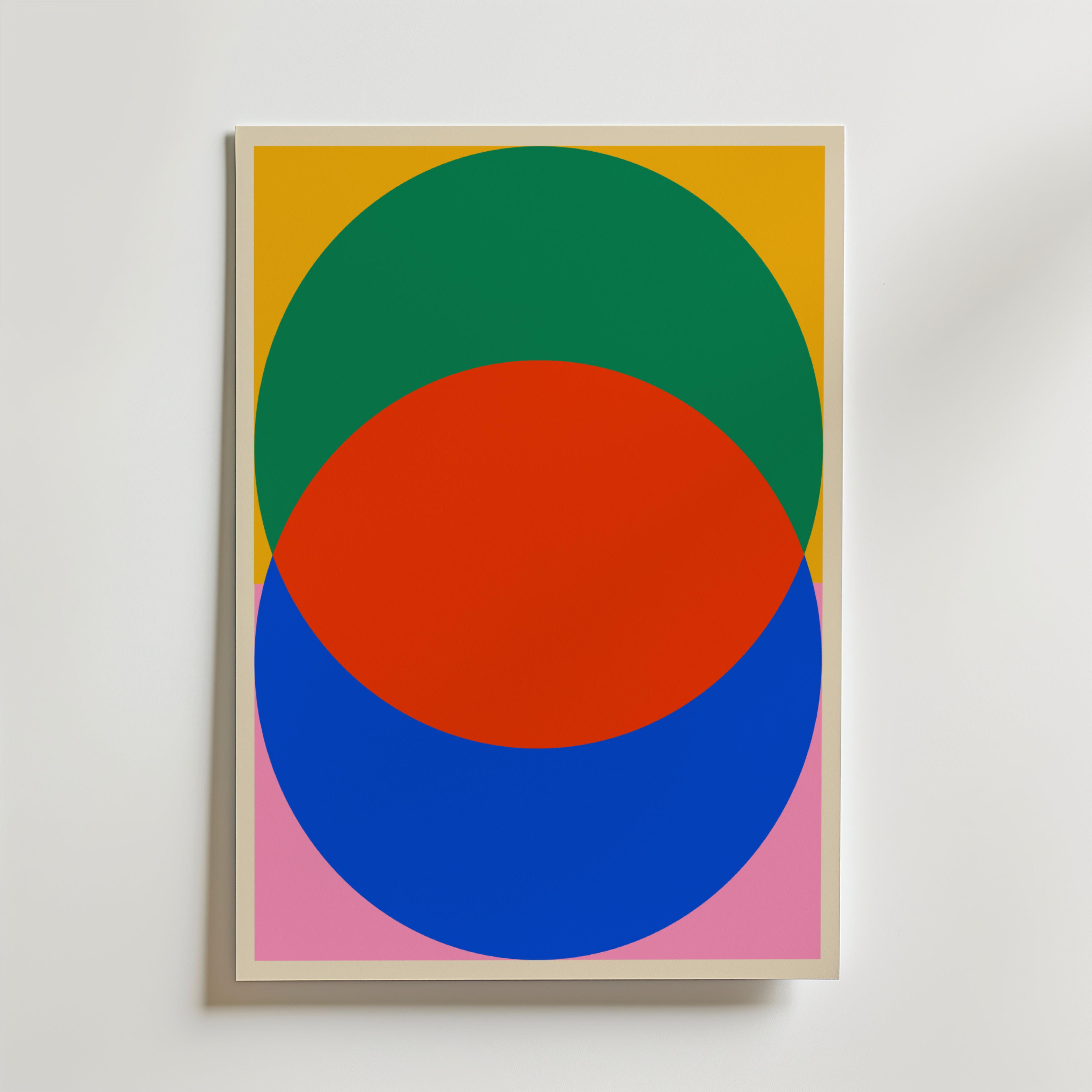 Bozetto Bauhaus Circles Poster visar tre överlappande gröna, röda och blå cirklar på en gul och rosa bakgrund, vilket ger en djärv och färgstark väggkonst för alla utrymmen.