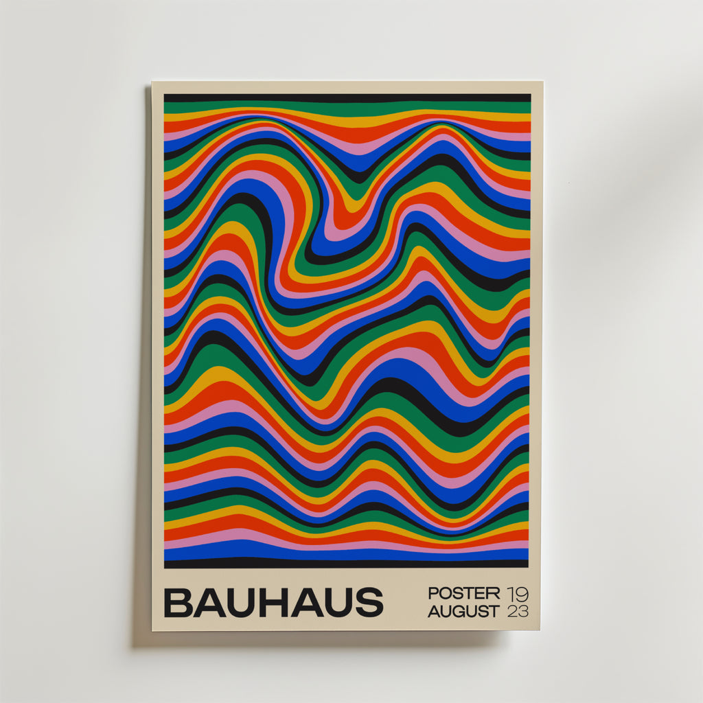 Bozetto Bauhaus Waves Poster har vågiga ränder i blått, grönt, orange, gult, rött och svart med texten "BAUHAUS" och "POSTER 19 AUGUST 23" längst ner på en ljus bakgrund.