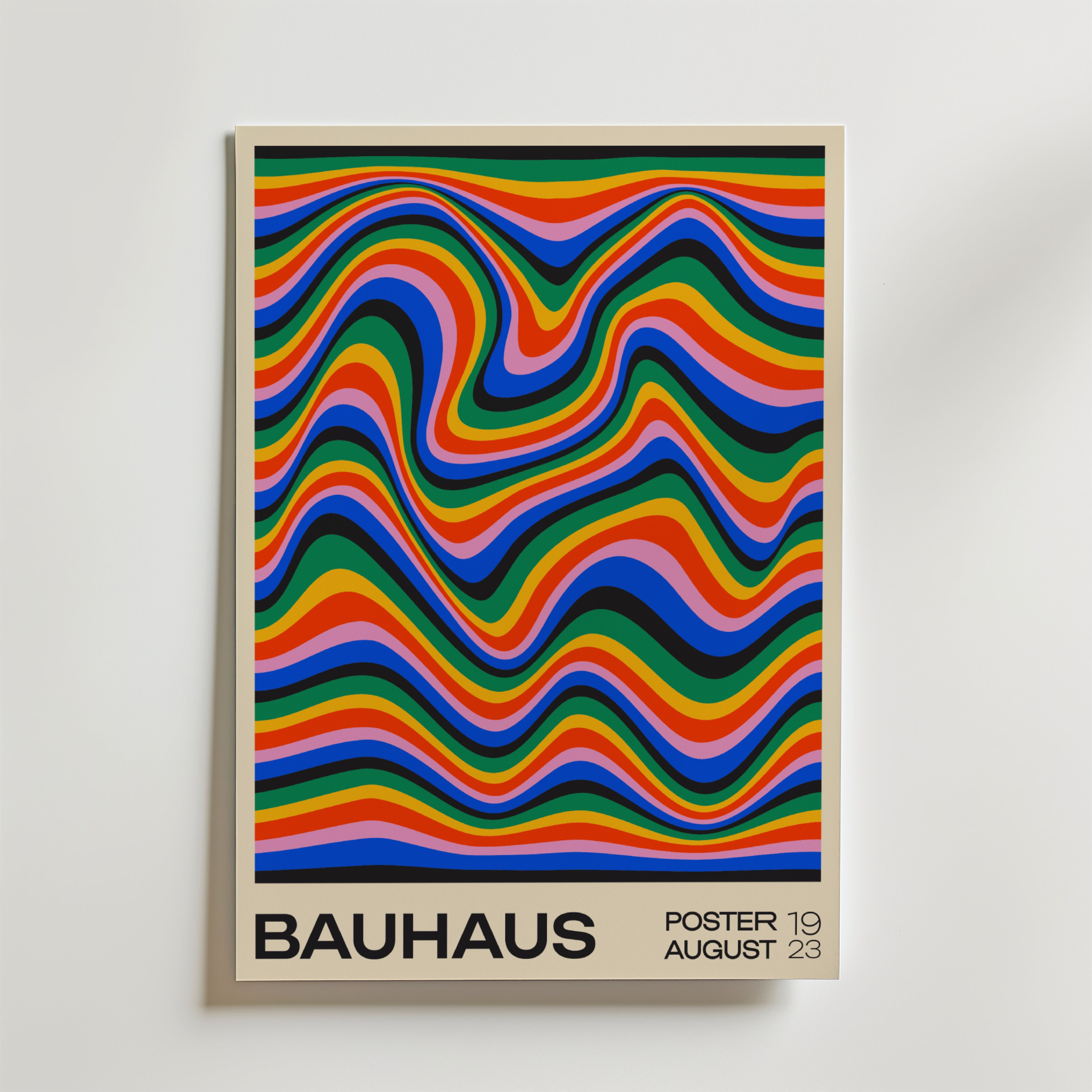 Bozetto Bauhaus Waves Poster har vågiga ränder i blått, grönt, orange, gult, rött och svart med texten "BAUHAUS" och "POSTER 19 AUGUST 23" längst ner på en ljus bakgrund.