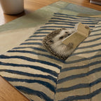 Reading Hedgehog Poster – närbild på papper