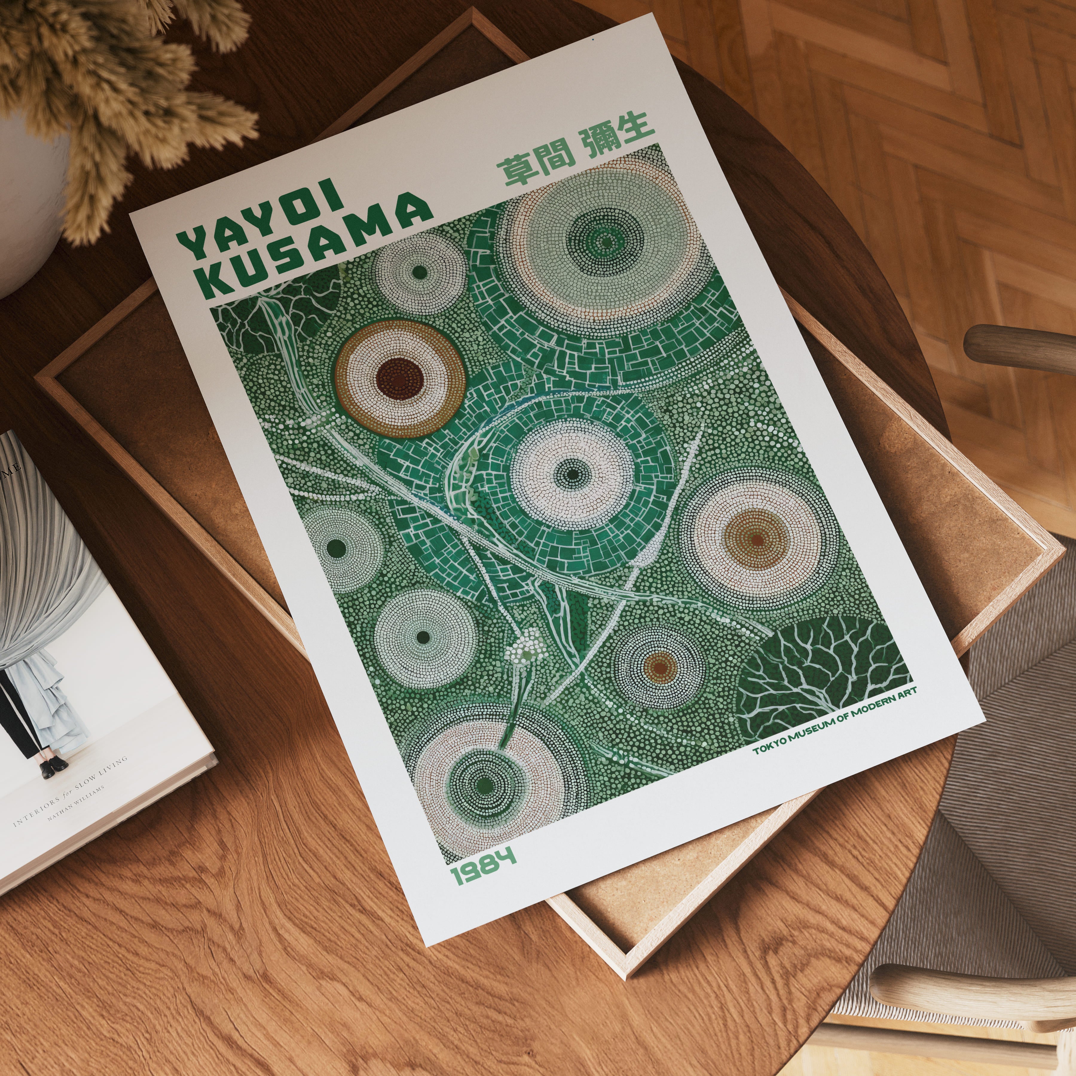 Yayoi Kusama Moss Garden poster visualiserad på vägg – från Bozetto i hög kvalitet