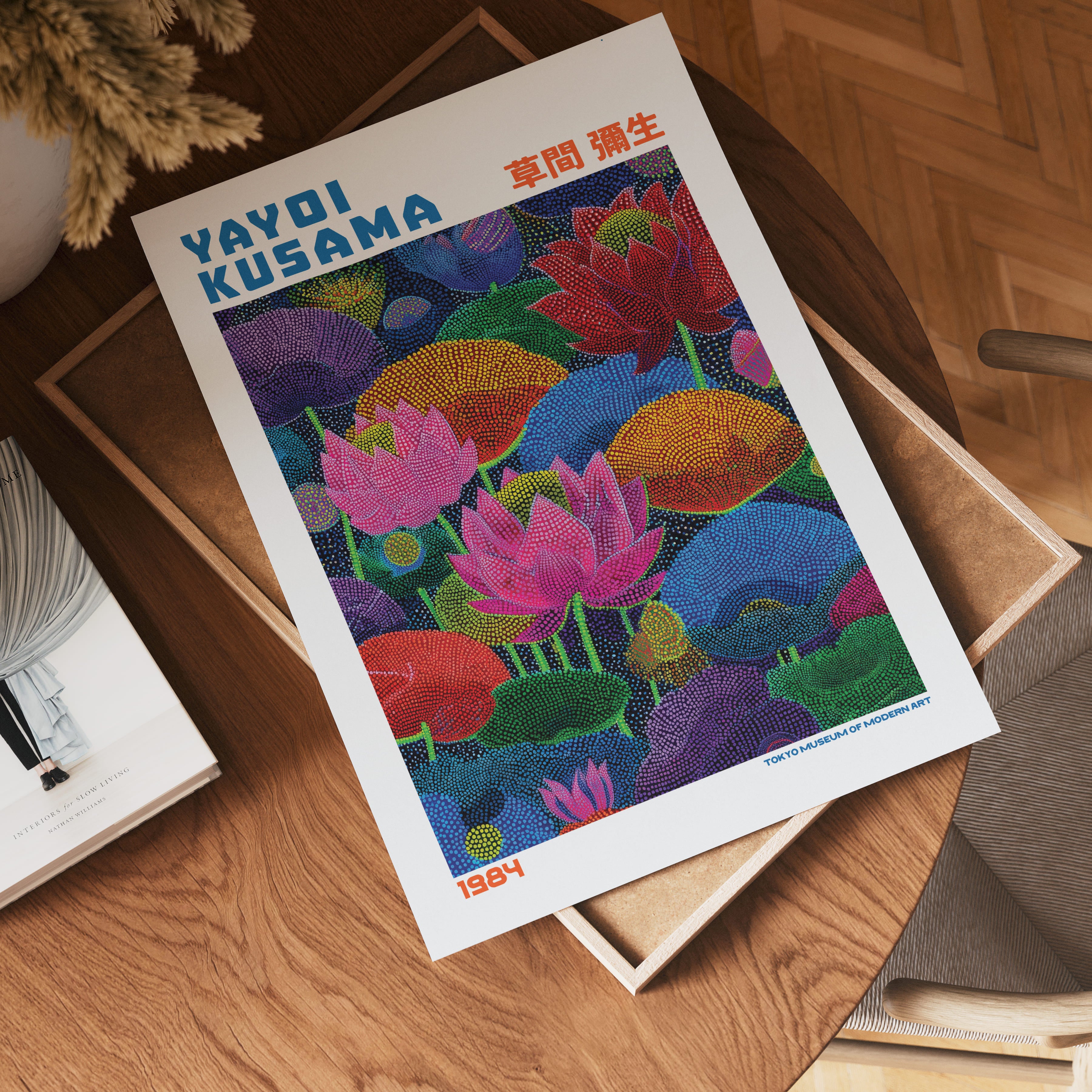 Yayoi Kusama Neon Lotus poster visualiserad på vägg – från Bozetto i hög kvalitet