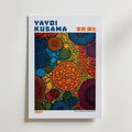 Mockup av Yayoi Kusama Solar Mosaic affisch på vägg – köp enkelt hos Bozetto i hög kvalitet