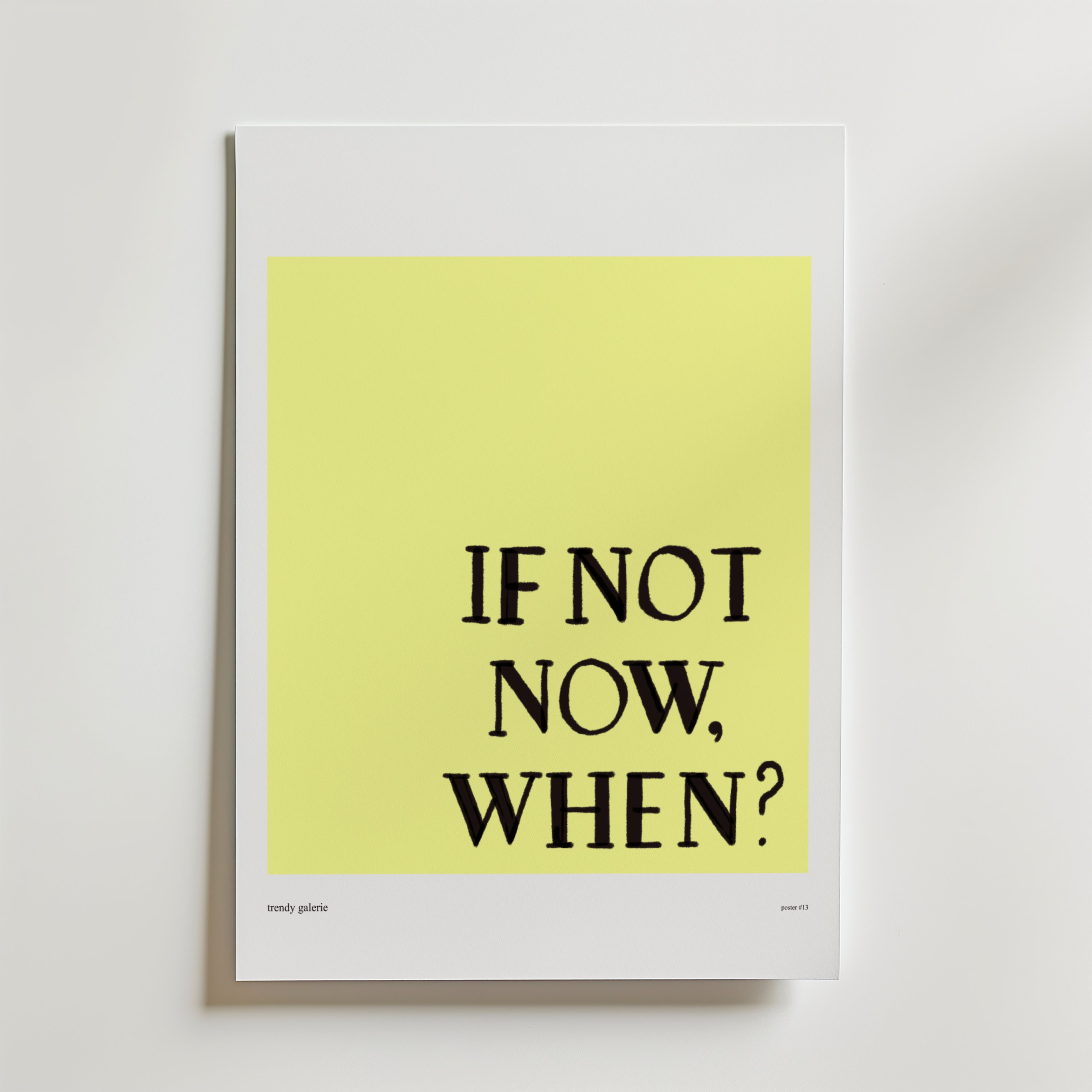 If Not Now Poster från Bozetto: inspirerande väggkonst med ljusgul bakgrund och svart text "IF NOT NOW, WHEN?" i versaler. Ett motiverande citat som lyfter rummet. Postern visas mot en vit yta.
