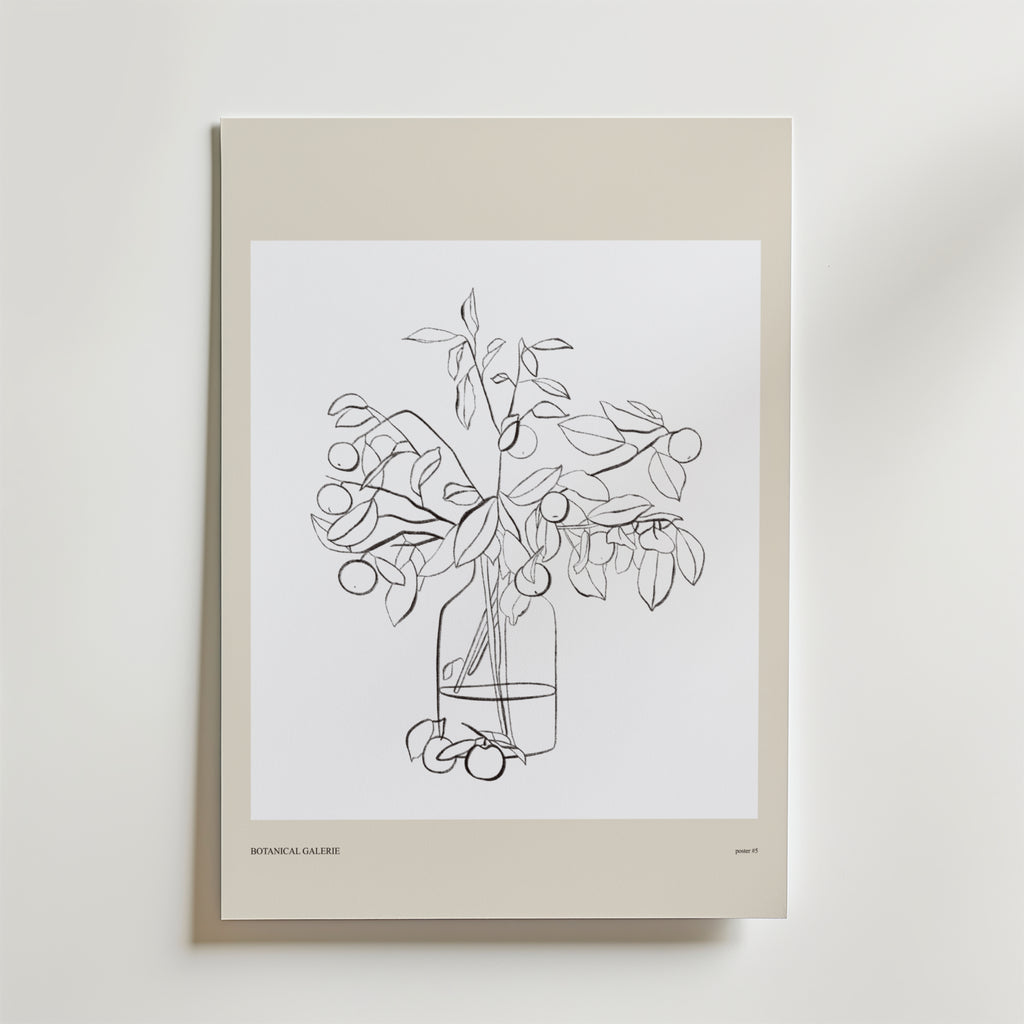 Olive Offering Poster by Bozetto har en minimalistisk linjeteckning av en vas med olivgrenar och frukter, på en ljusbeige matta och vit vägg - perfekt för att ge ditt sommarhus charm från Botanical Gallery.