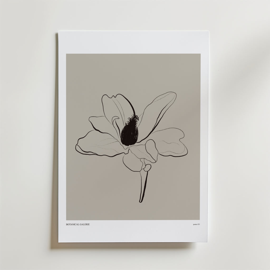Bozetto The Silent Bloom Poster: En minimalistisk poster med elegant linjetecknad blomma i naturtoner på beige bakgrund, vit kant och diskret BOTANICA GALLERY-text i hörnet.