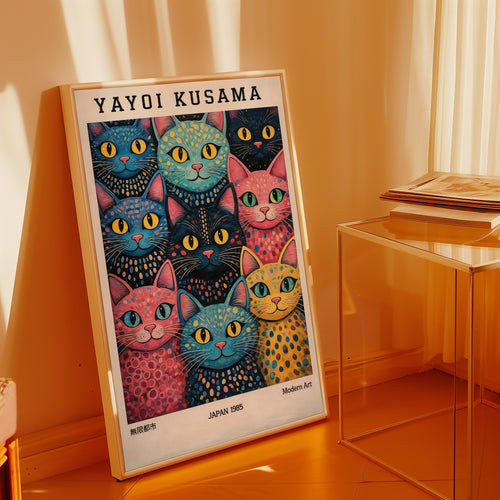 Yayoi Kusama Polka Dot Cat Parade poster i ram på vägg i inrett rum – Bozetto
