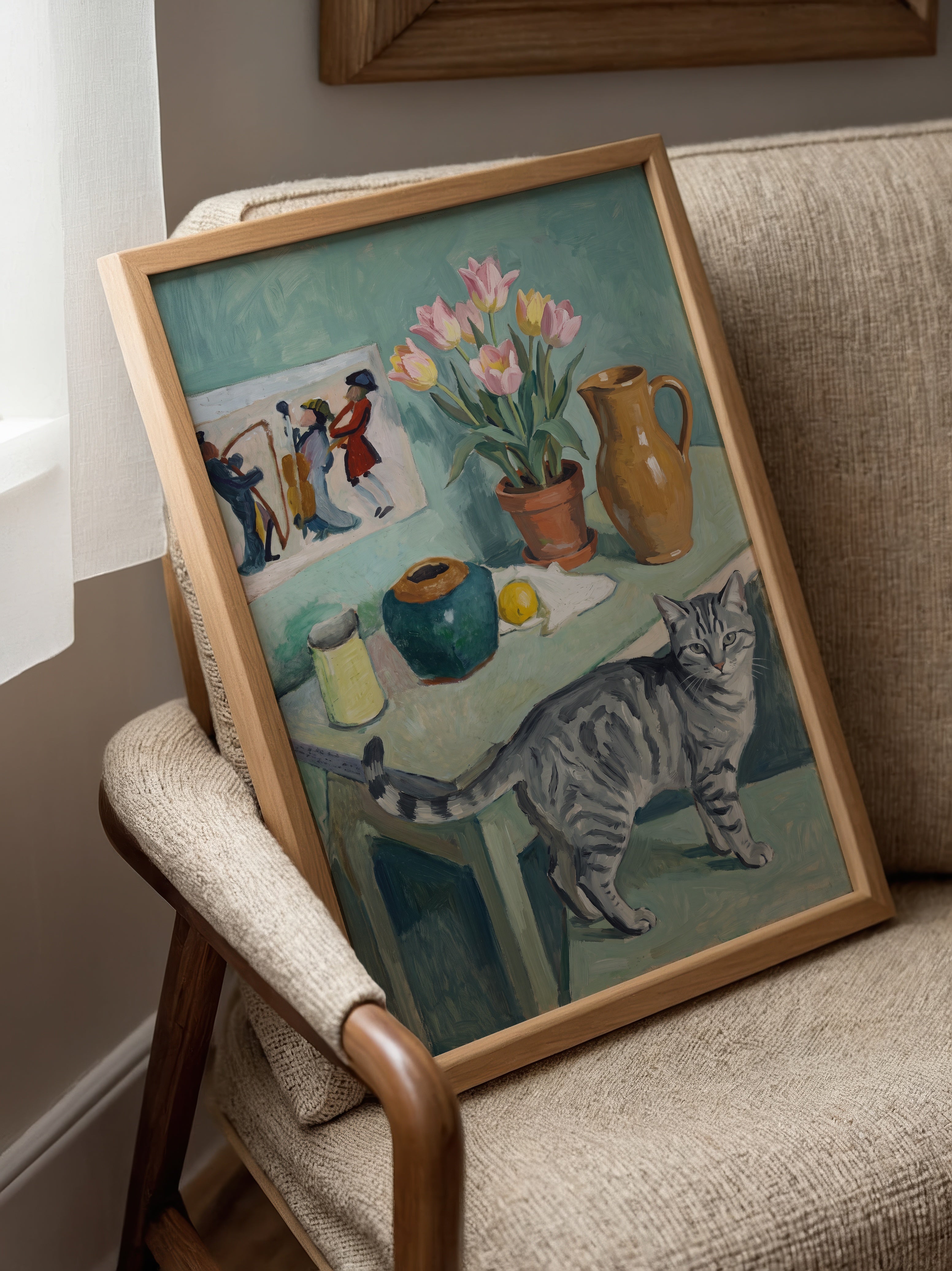 Tabletop Tabby Poster – expressionistiskt stilleben med grå tabbykatt, tulpaner och keramik i teal och grönt som blickfång ovanför möbel, konsttryck från Bozetto